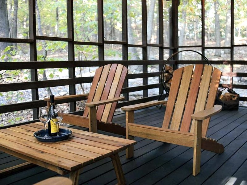 Rustic Mountain Cabin with Porch & Fire Pit in New Market, Virginiaの写真