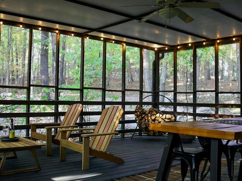 Rustic Mountain Cabin with Porch & Fire Pit in New Market, Virginiaの写真