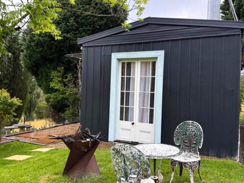 Painters Studio , Home On the Hillの写真