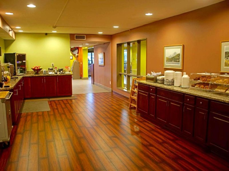 アメリカズ ベスト バリュー イン&スイーツ アンカレッジ エアポート (Americas Best Value Inn & Suites Anchorage Airport)の写真