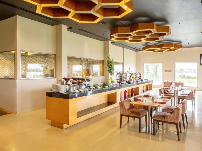 Hotel Naveen Lakesideの写真