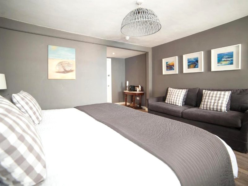 ザ クラウン アンド キッチン (The Crown & Kitchen)の写真