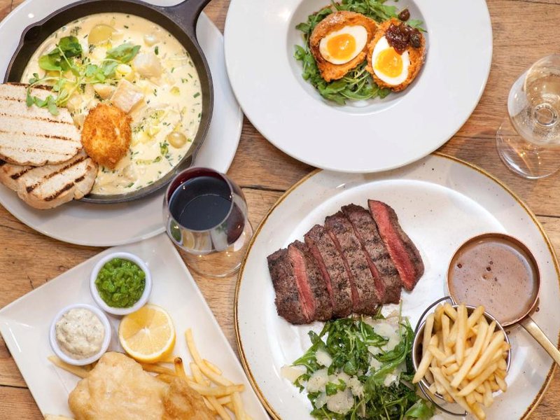 ザ クラウン アンド キッチン (The Crown & Kitchen)の写真