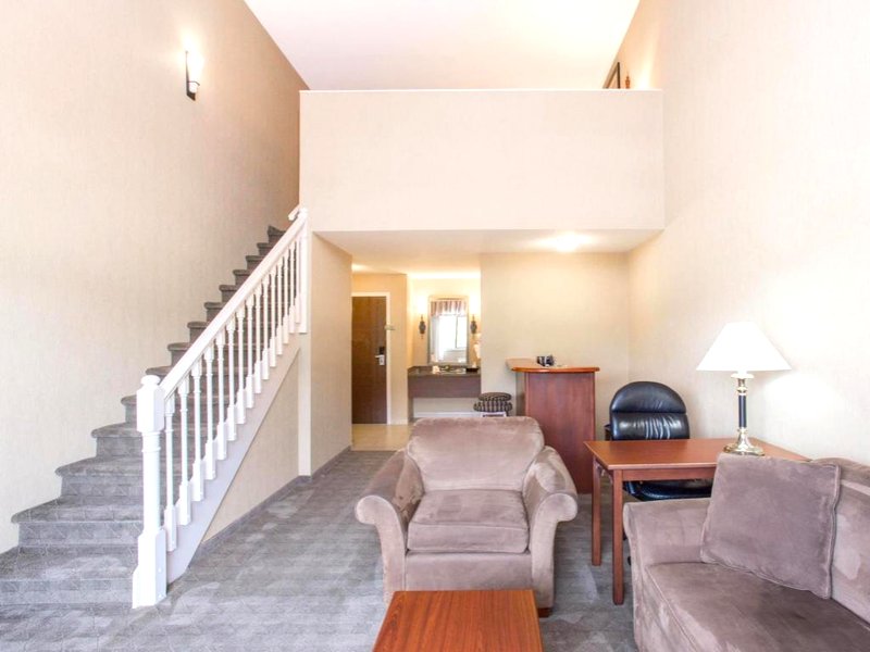 ラマダ ホテル&カンファレンス センター バイ ウィンダム ケロウナ (Ramada Hotel & Conference Center by Wyndham Kelowna)の写真