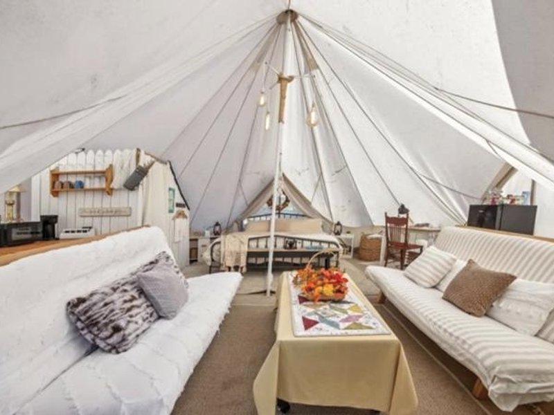 Glamping tent on farm Mountain viewsの写真