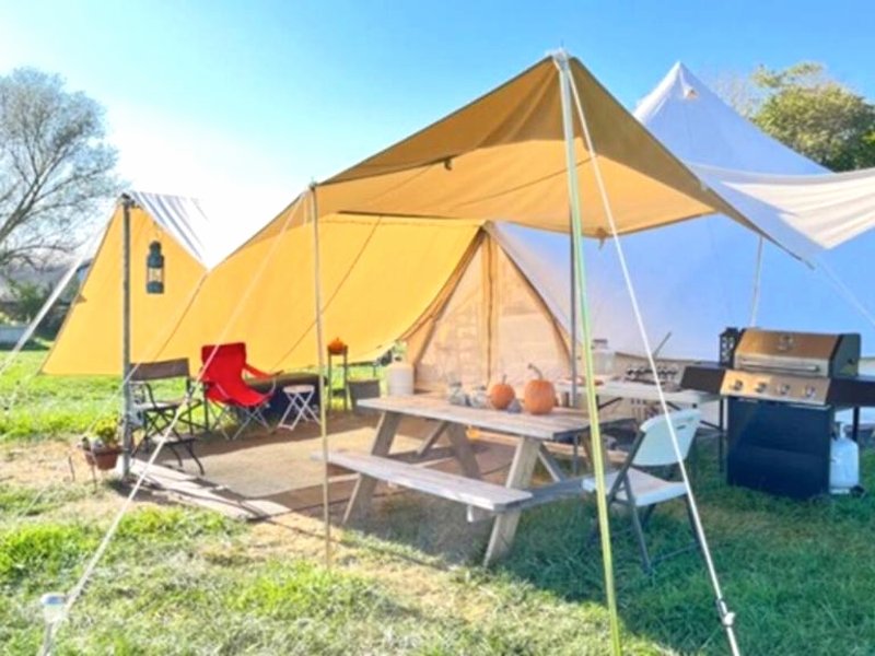 Glamping tent on farm Mountain viewsの写真