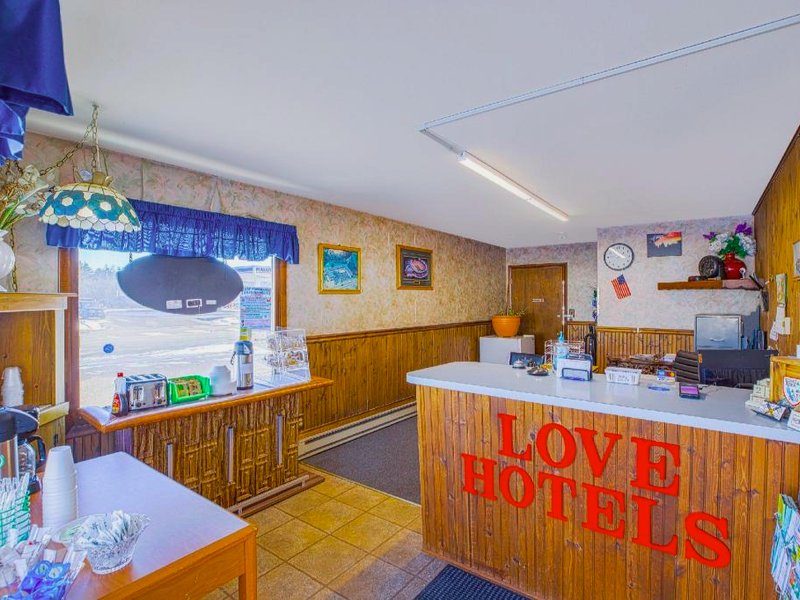 Love Hotels Tomahawk by OYO at Lake Mohawksin WIの写真