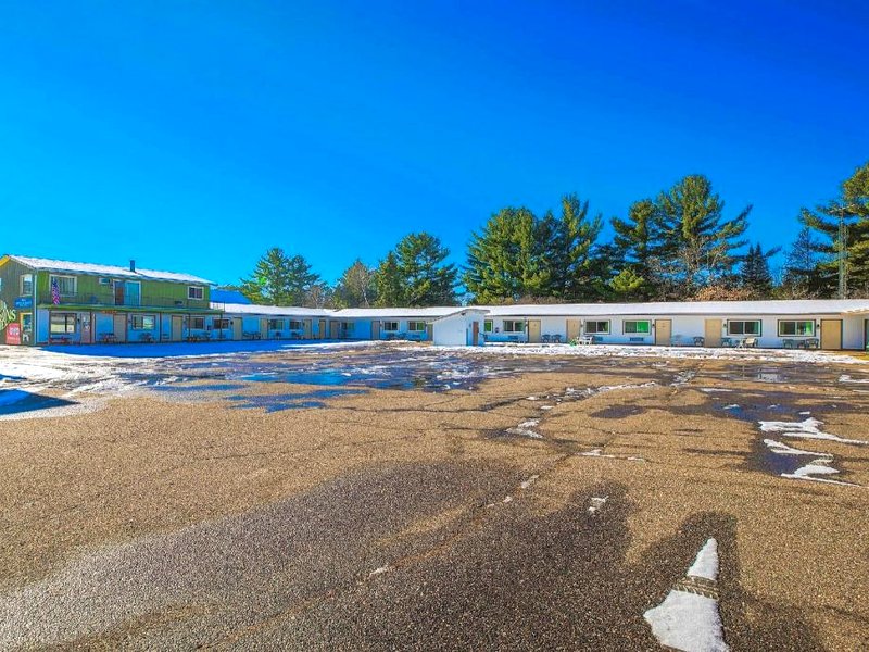 Love Hotels Tomahawk by OYO at Lake Mohawksin WIの写真