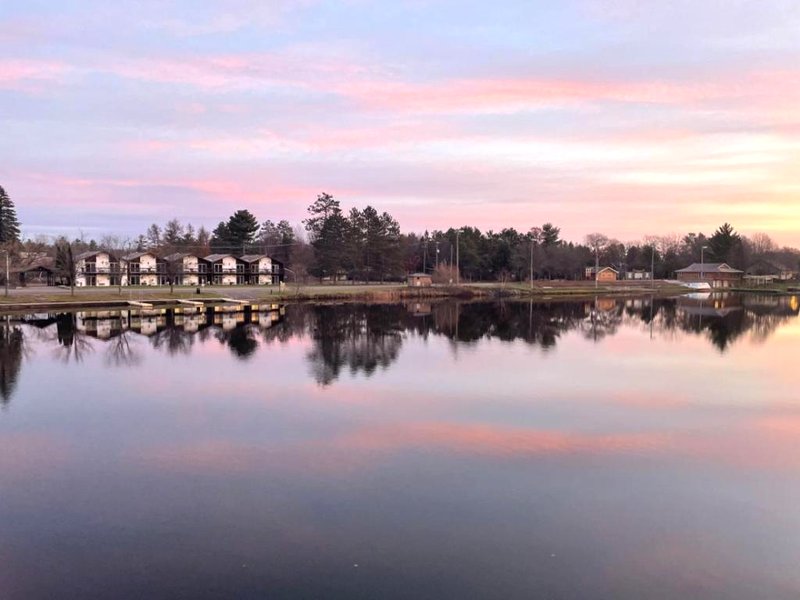 Bridge Inn Tomahawk - 2nd Floor, 2 Queen Beds, Balcony, River Viewの写真