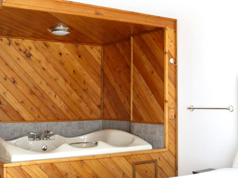 Bridge Inn Tomahawk -1st Floor, 2 Queen Size Bed, Walkout, River Viewの写真