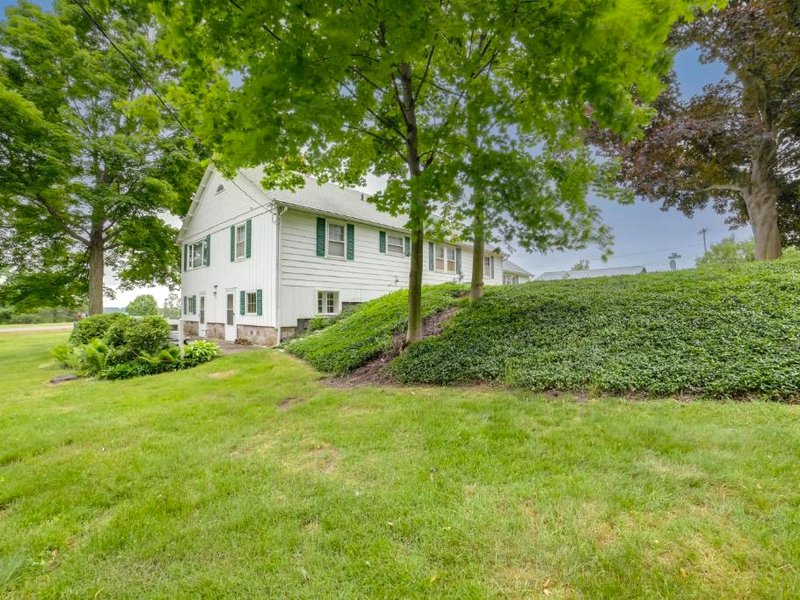 Cozy Hillsdale Home about 1 Mi to Baw Beese Lake!の写真