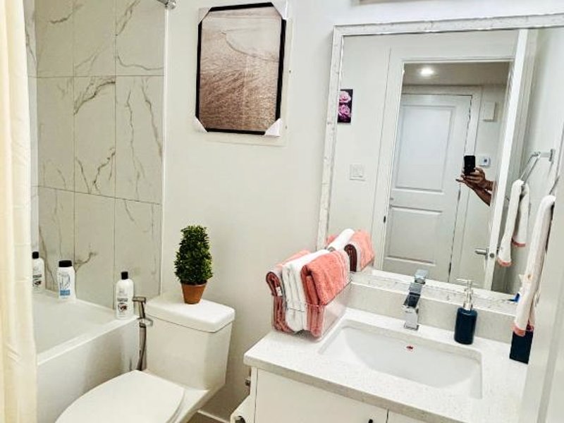 Charming Stay & Cozy Retreat by Bansari Homes in Edmonton- YEGの写真