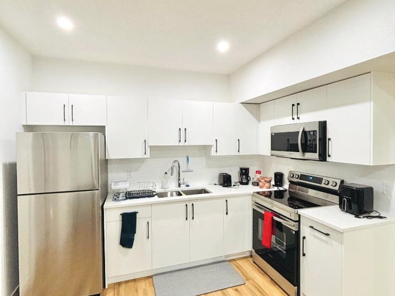 Charming Stay & Cozy Retreat by Bansari Homes in Edmonton- YEGの写真