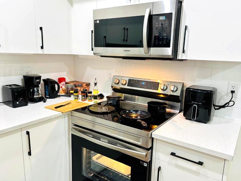 Charming Stay & Cozy Retreat by Bansari Homes in Edmonton- YEGの写真