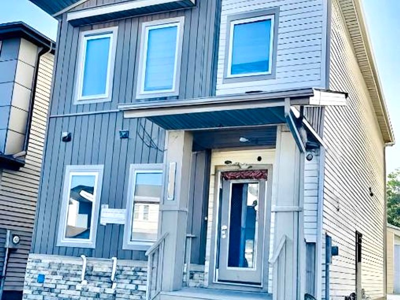 Charming Stay & Cozy Retreat by Bansari Homes in Edmonton- YEGの写真