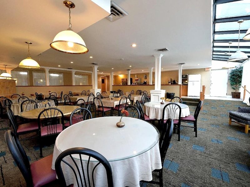 アンバサダー イン&スイーツ (Ambassador Inn & Suites)の写真