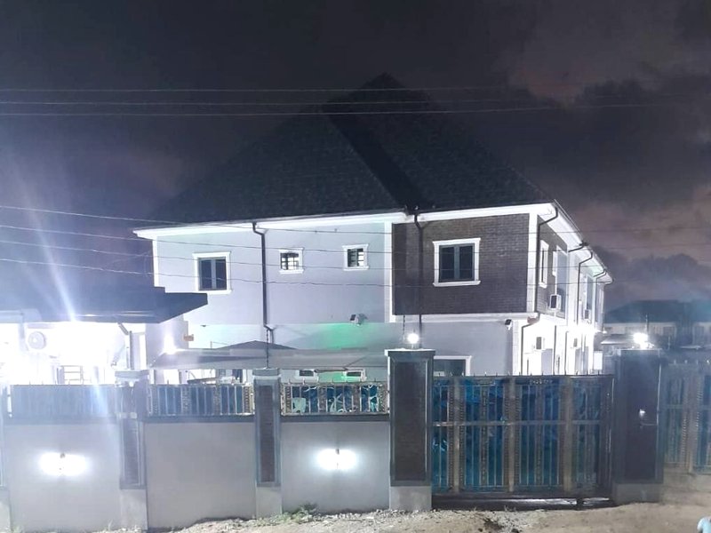 ［イコシ ケトゥ］アパートメント（m²）｜ 2ベッドルーム／3バスルーム (Madeb Apartment)の写真