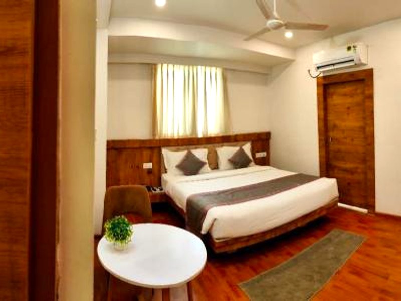 Hotel Girija Sunrise Near Baba Dham Templeの写真