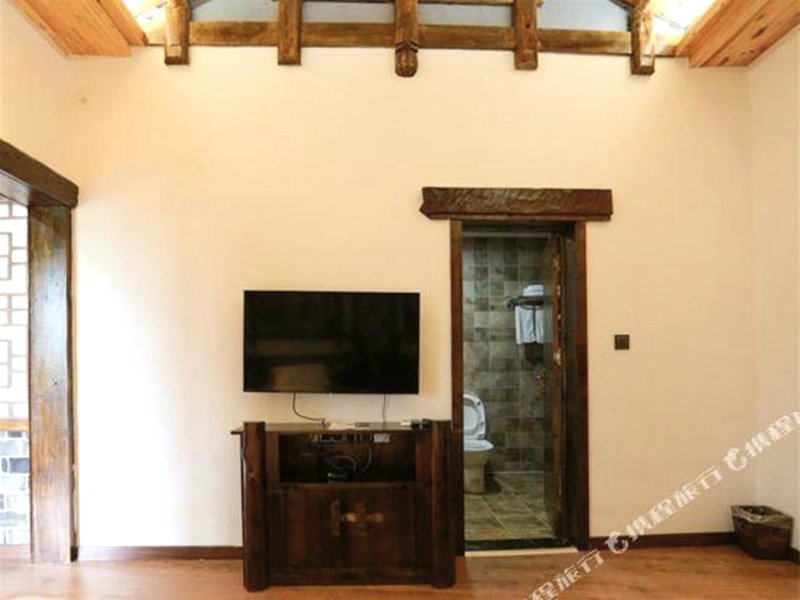 Wangcun Caotang Inn (Furong Town Waterfall)の写真