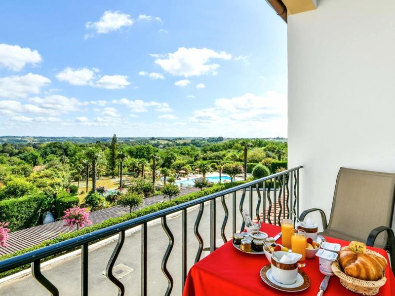 Logis Hotel & Restaurant Aux Tauzinsの写真