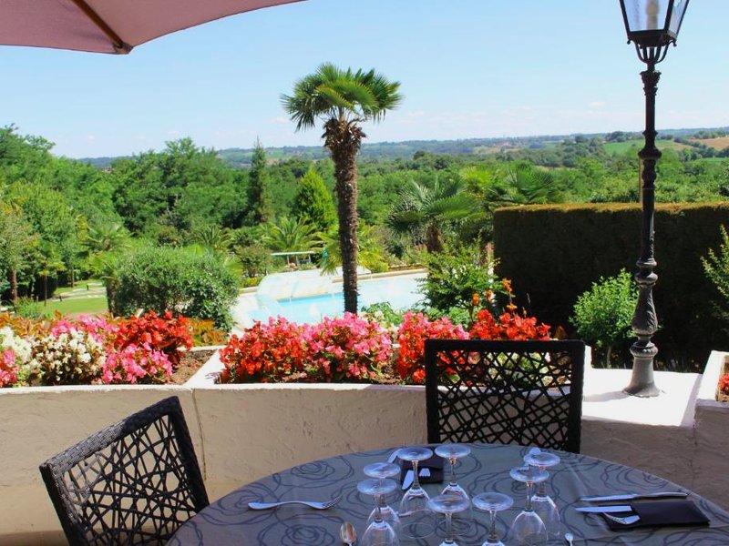 Logis Hotel & Restaurant Aux Tauzinsの写真