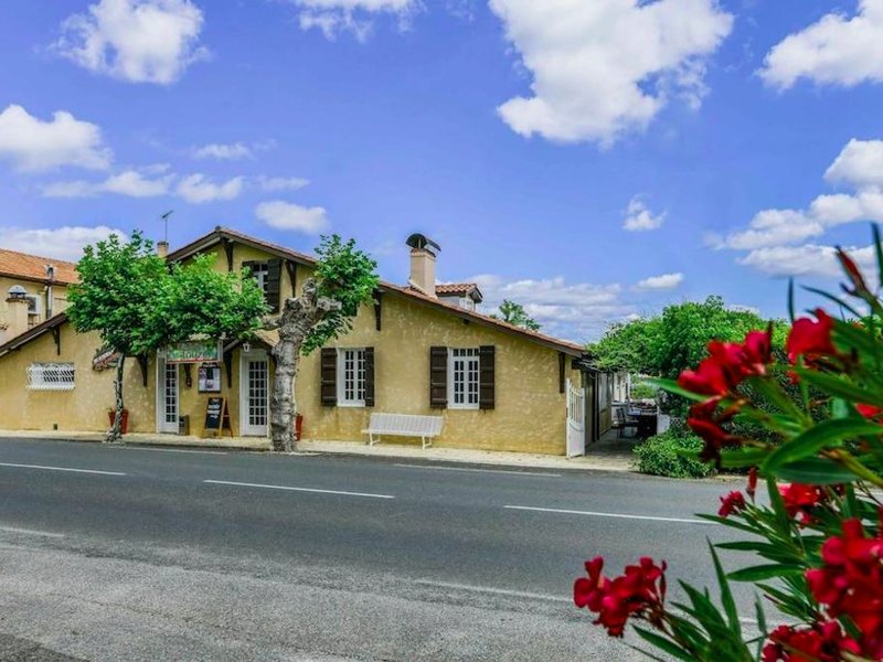 Logis Hotel & Restaurant Aux Tauzinsの写真