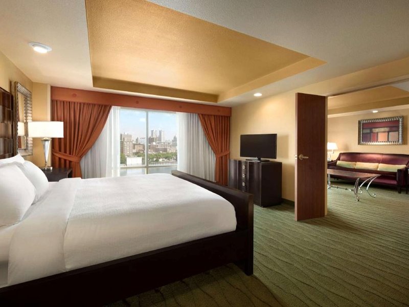 Embassy Suites by Hilton East Peoria Riverfront Hotel & Conference Centerの写真