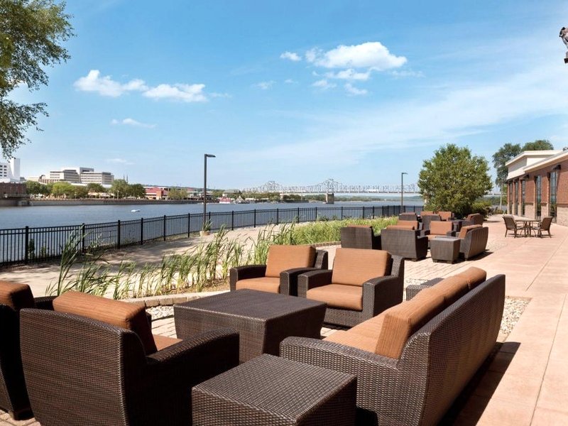 Embassy Suites by Hilton East Peoria Riverfront Hotel & Conference Centerの写真