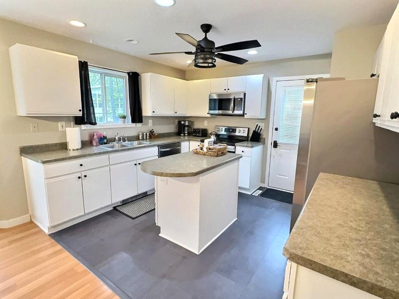 The Sawyer Hideaway - 3BR 2B with Hot Tub & Fire Pit - 5 mins to beachの写真