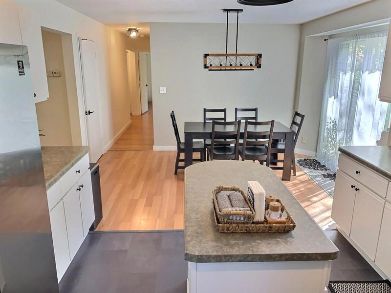 The Sawyer Hideaway - 3BR 2B with Hot Tub & Fire Pit - 5 mins to beachの写真