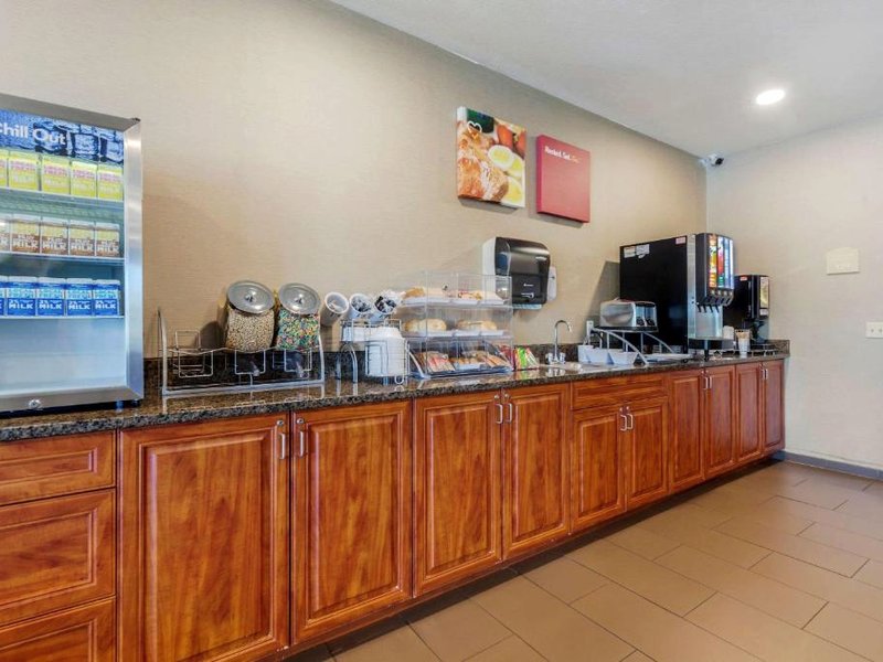 コンフォート スイーツ ジョンソン クリーク カンファレンスセンター (Comfort Suites Johnson Creek Conference Center)の写真