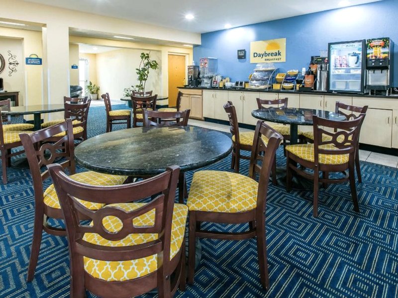 デイズ イン&スイーツ バイ ウィンダム プライアー (Days Inn & Suites by Wyndham Pryor)の写真