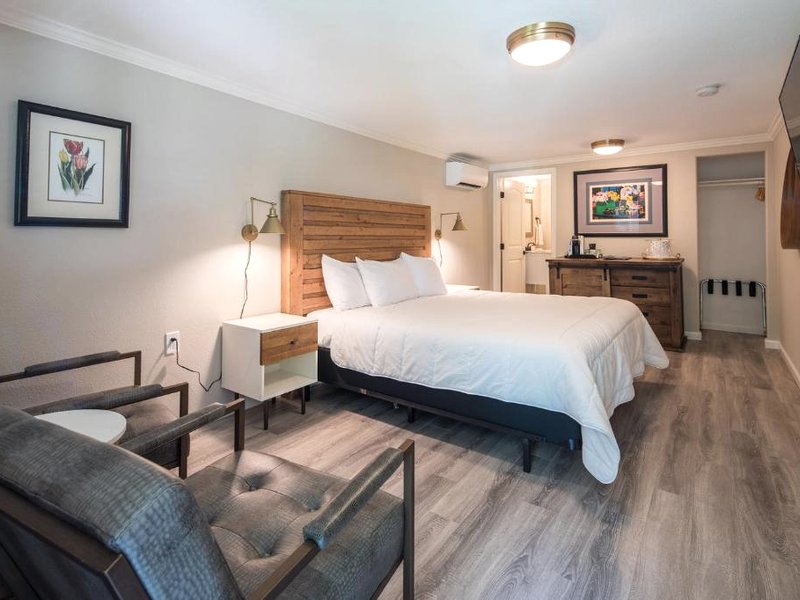 Cottages On River Roadの写真