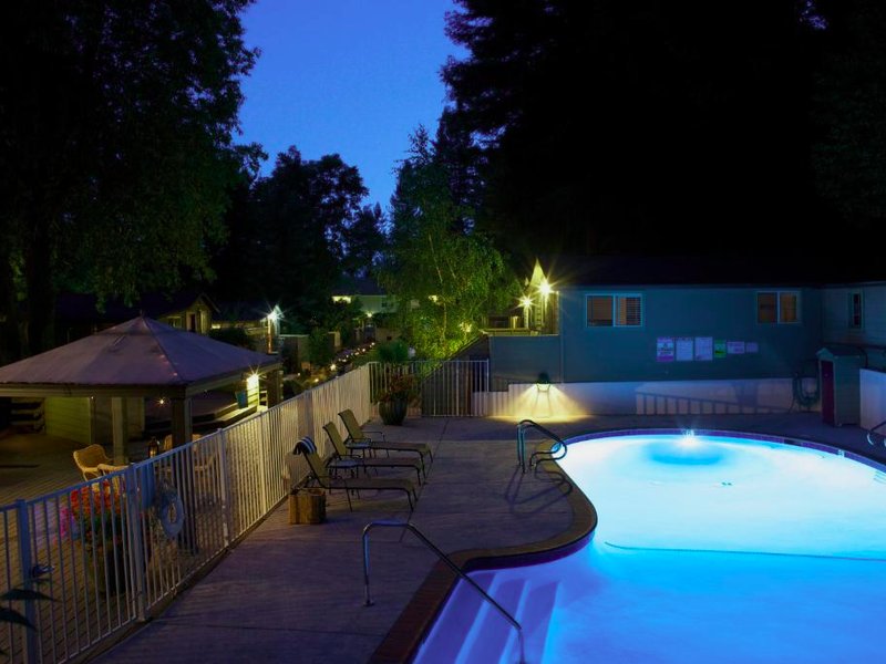 Cottages On River Roadの写真