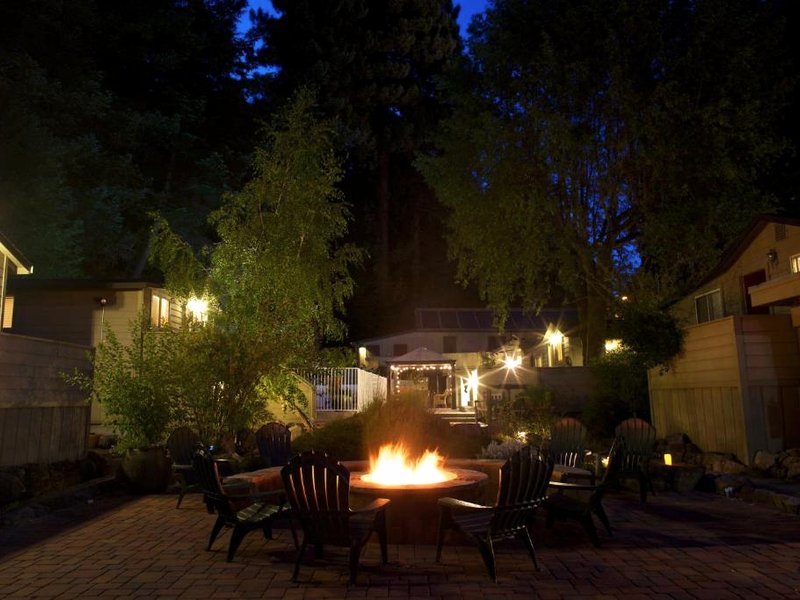 Cottages On River Roadの写真