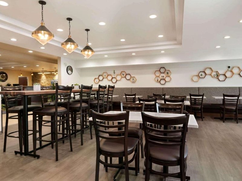 デイズ イン&スイーツ バイ ウィンダム シェアウッド パーク エドモントン (Days Inn & Suites by Wyndham Sherwood Park Edmonton)の写真