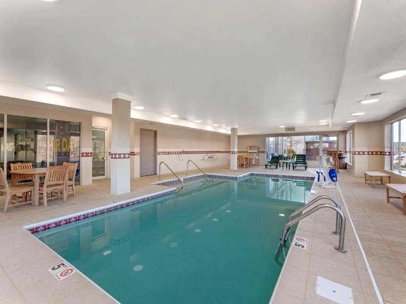 Comfort Inn & Suites Cuyahoga Falls - Akronの写真