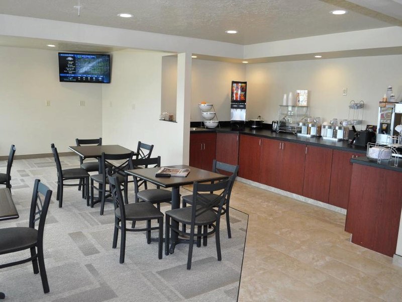 Boarders Inn & Suites by Cobblestone Hotels - Broken Bowの写真