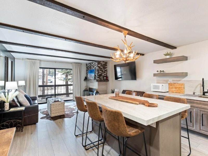 Luxurious 2 Bedroom Base Camp Condo - Steps from Kirkwood Village condoの写真