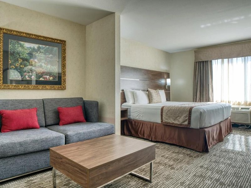 エバーグリーン イン＆スイーツ (Evergreen Inn & Suites)の写真