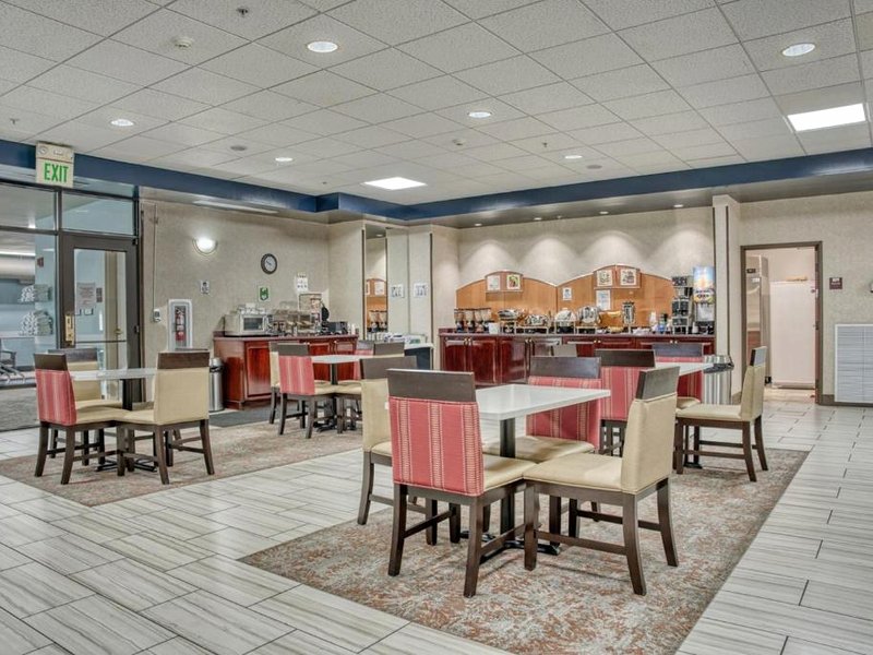 エバーグリーン イン＆スイーツ (Evergreen Inn & Suites)の写真