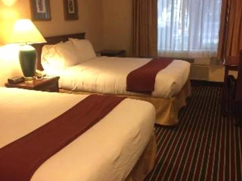 Evergreen Inn & Suites, Monroeの写真