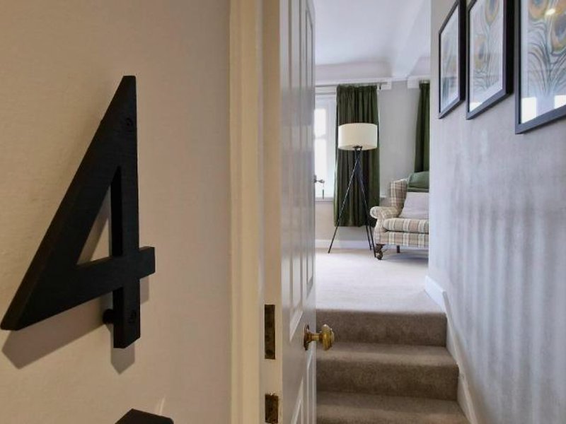 #4 - King Room at The Raven Aparthotel by PureStayの写真