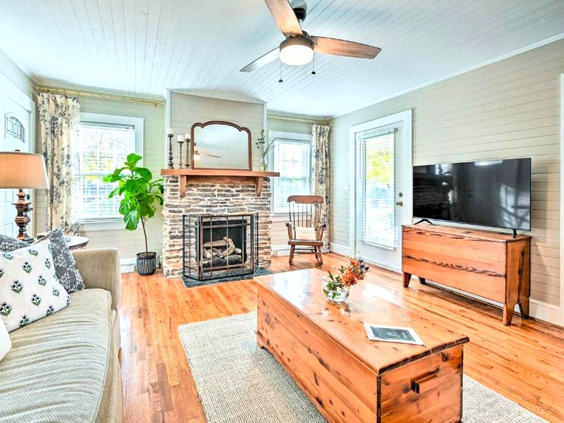 Farmhouse Cottage on 10 Acres Trails On-Siteの写真