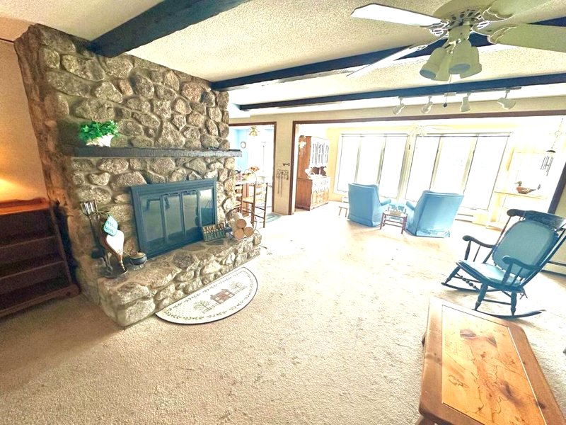 Charming & Cozy Lakefront Home - Private Beach!の写真