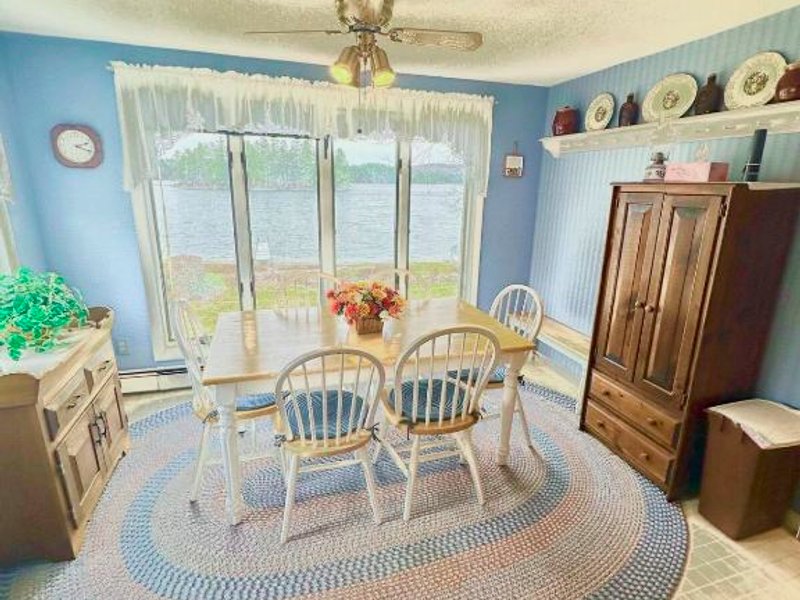 Charming & Cozy Lakefront Home - Private Beach!の写真