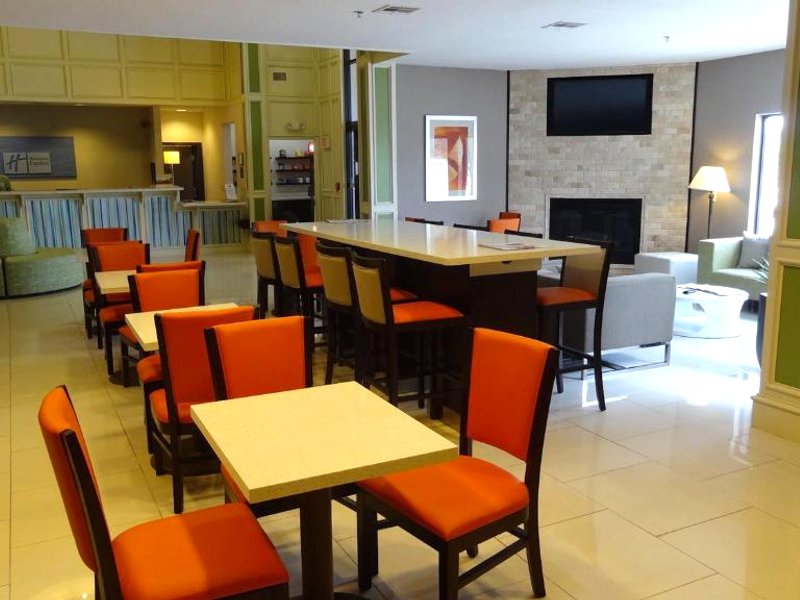 Holiday Inn Express Hotel Kansas City - Bonner Springs By IHGの写真
