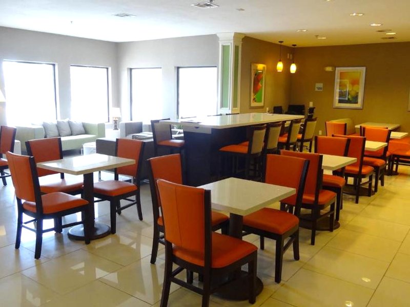 Holiday Inn Express Hotel Kansas City - Bonner Springs By IHGの写真