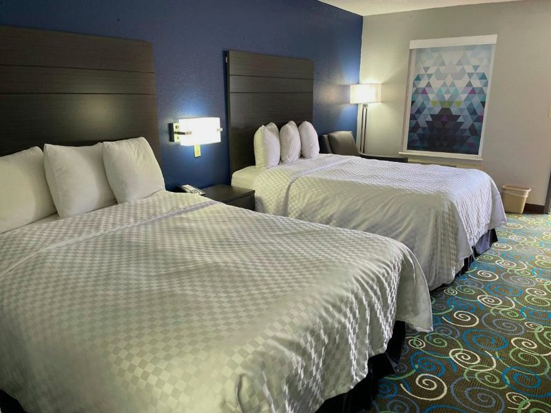クレアモント イン アンド スイーツ ワーレン (Clairmont Inn and Suites Warren)の写真