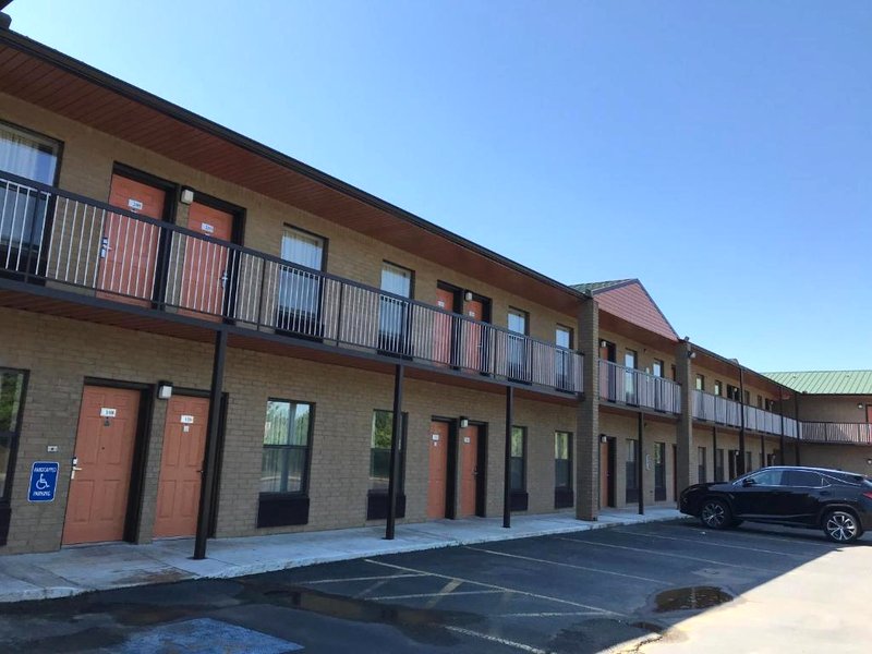 クレアモント イン アンド スイーツ ワーレン (Clairmont Inn and Suites Warren)の写真